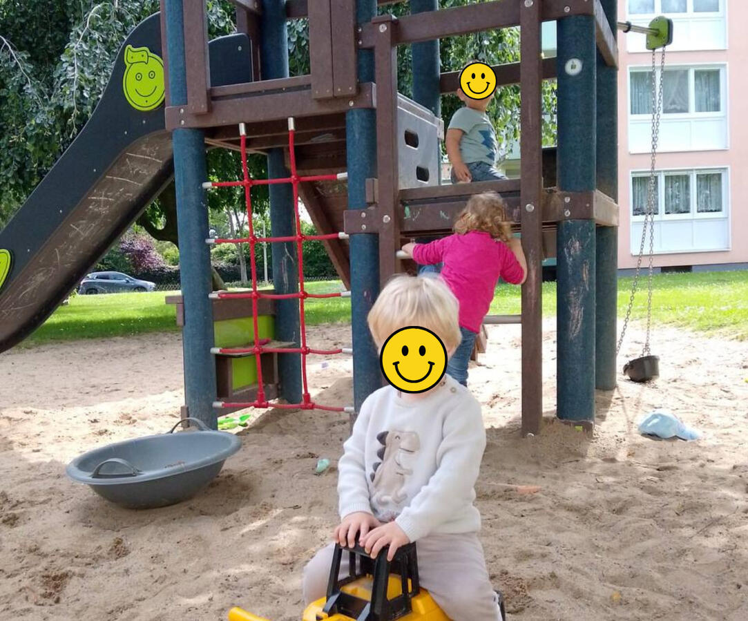 Hakuna Matata children outside play Hakuna Matata bilingual daycare children outside playing in sand and slide.